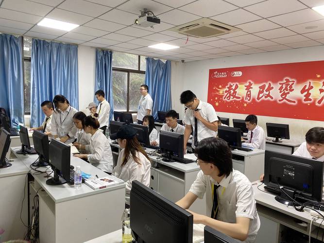 大學計算機專業 vs 培訓機構 同為寫代碼，差距到底在哪？